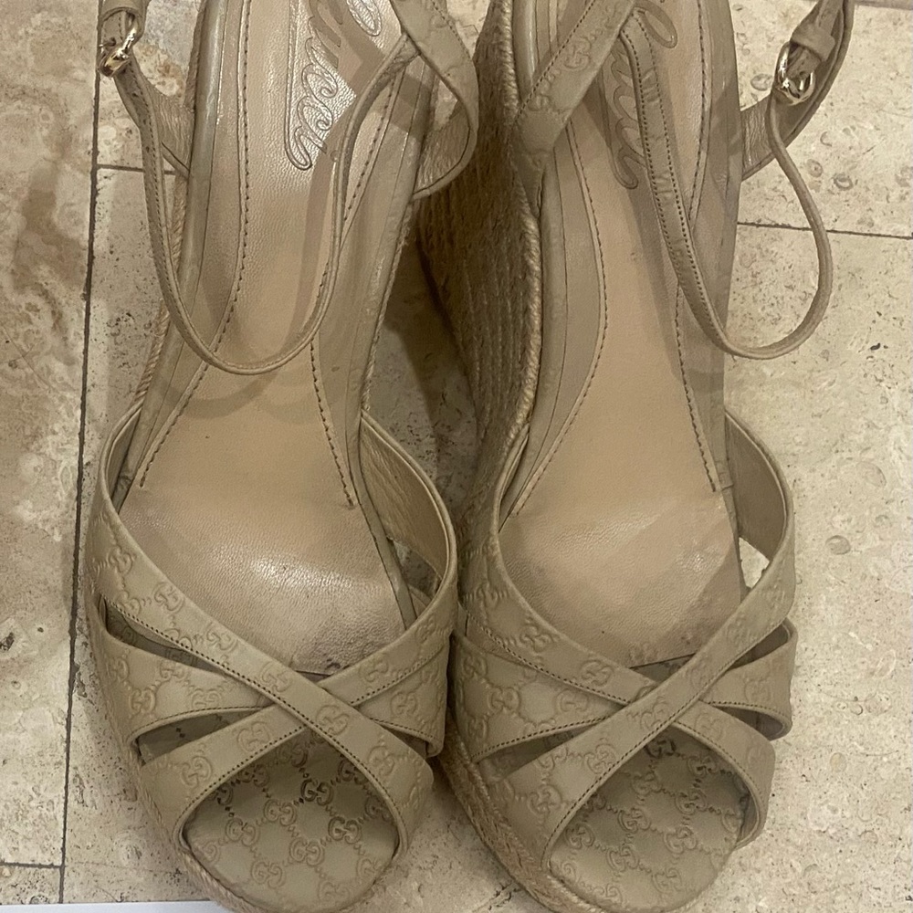 Gucci guccisma platform raffia wedge .